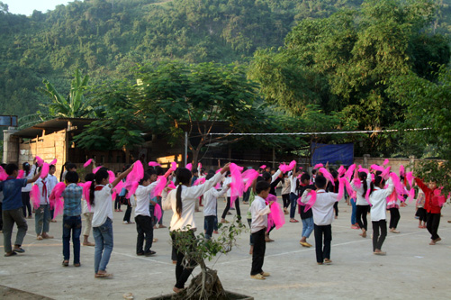 Thầy, cô xuống bản tìm học sinh ra lớp